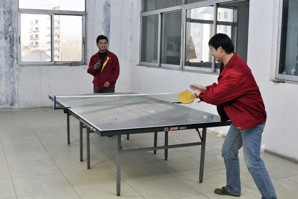 業余時間員工在室內打乒乓球